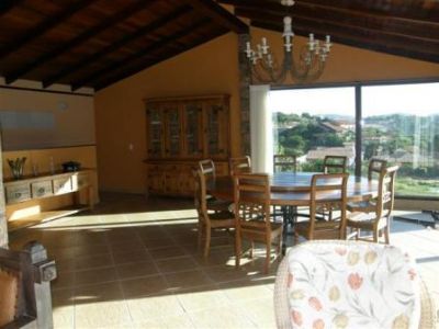 Mansão em Búzios num terreno de 1000 m² com indevassável vista para o mar.