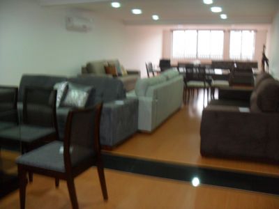  Vende-se uma linda LOJA de 350 M2 em Itapua
