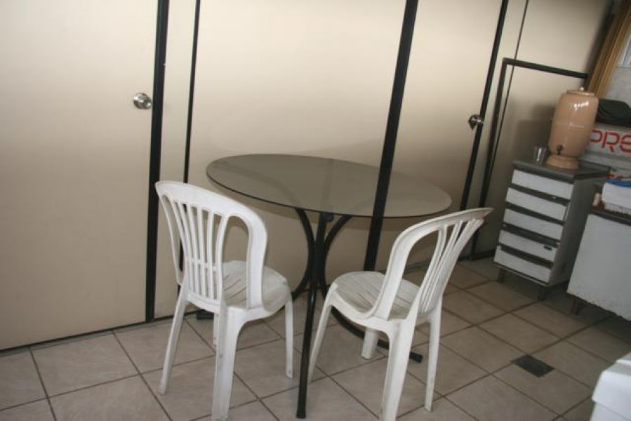 Sala de 45 m,  com  cozinha  de 15 m.