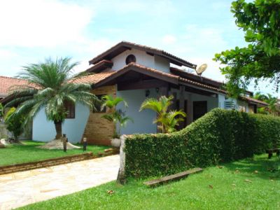 BELO IMÓVEL EM CONDOMÍNIO FECHADO