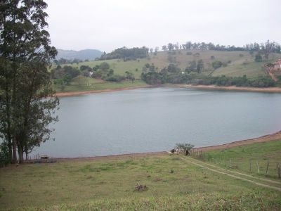 JÁ PENSOU EM COMPRAR UM TERRENO FRENTE À REPRESA DE PIRACAIA??