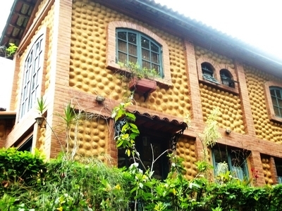 Linda Casa Colonial com 308m2 em Condominio Costa Verde