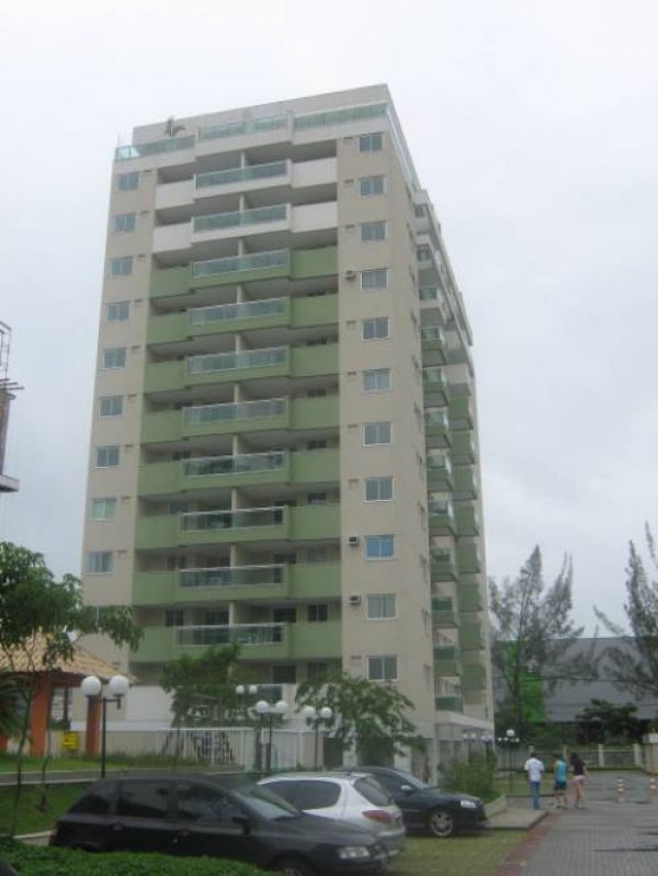 Apartamento na Barra, de 02 quartos, Em frente ao RIOCENTRO. 