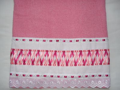 TOALHA DE BANHO BORDADA EM FITA DE CETIM