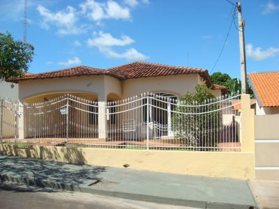 VENDE-SE CASA EM JUNQUEIRÓPOLIS
