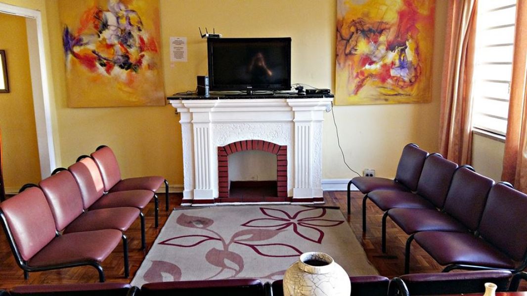 Pensão masculina com quartos em promoção