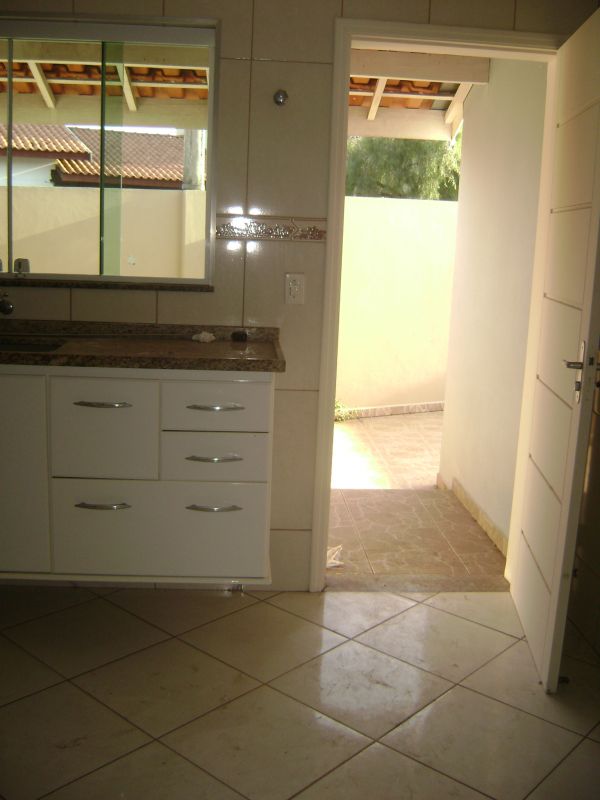 Casa em bairro nobre, quintal grande com entrada independente