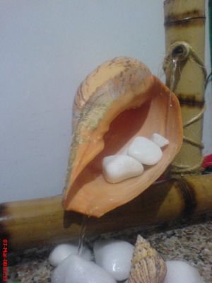 FONTE DE BAMBU COM CARACOL GRANDE E PEDRAS
