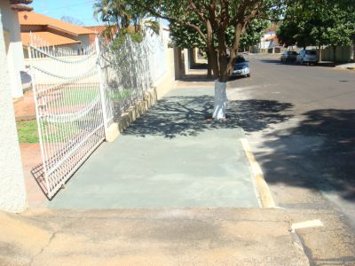 VENDE-SE CASA EM JUNQUEIRÓPOLIS