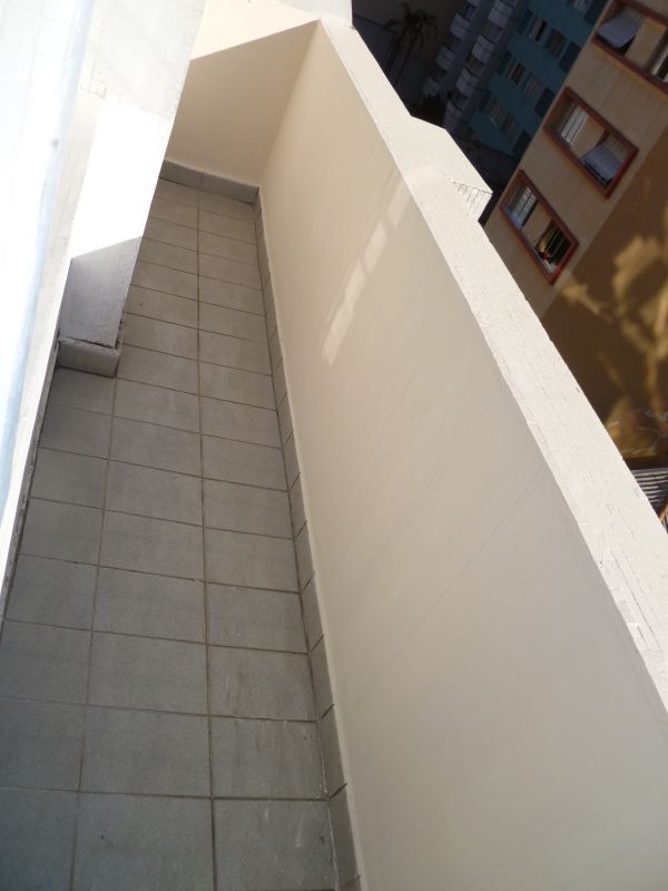 Kit com cozinha e sacada no Centro