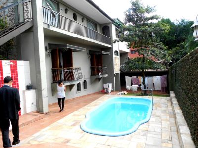 TREMEMBÉ, SOBRADO RESIDENCIAL EM LOCAL PRIVILEGIADO! 