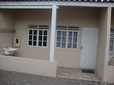 ALUGO KITINETE MOBILIADA PROX 800  MTS  DO PORTO DE ITAJAI  