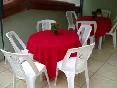 Locação de mesas e cadeiras de plástico para festas.