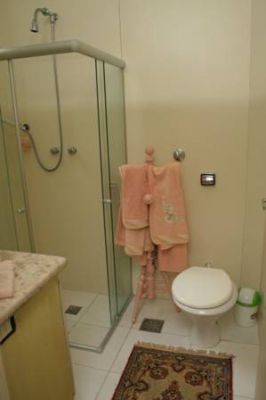 UM QUARTO MOBILIADO E AR ,VEJA NAS FOTOS