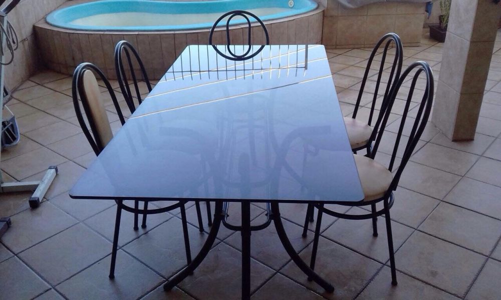Mesa com 05 cadeiras