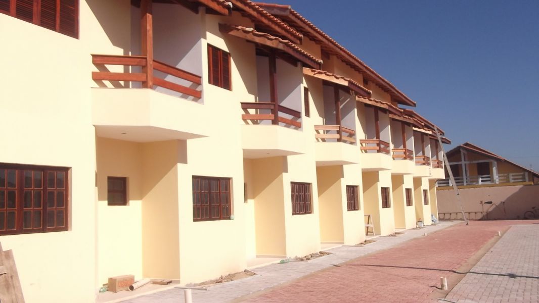 Sobrado novo a 100  metros da praia com total segurança em itanhaem sp