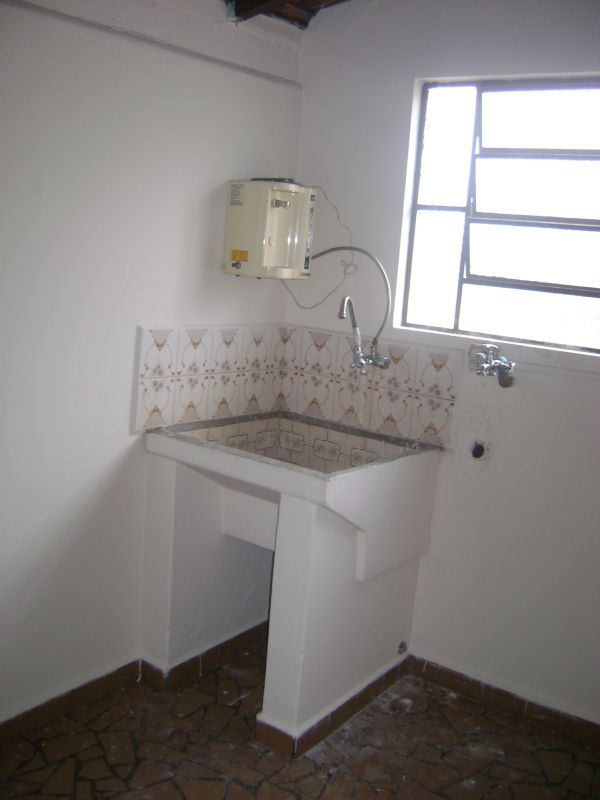 AMPLA CASA, PARA LOCAÇÃO, QUINTAL GRANDE,R$1.200,00