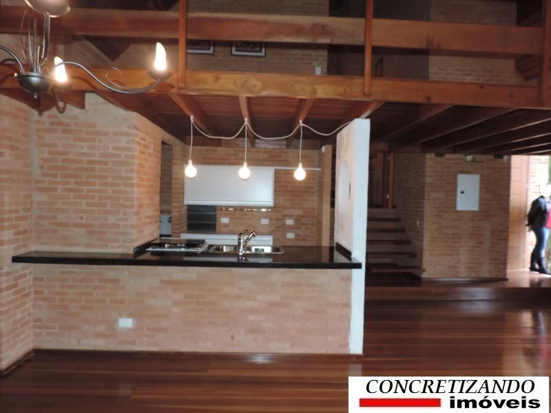 Linda em Campos do Jordão com vista para a Pedra do Baú e a serra.