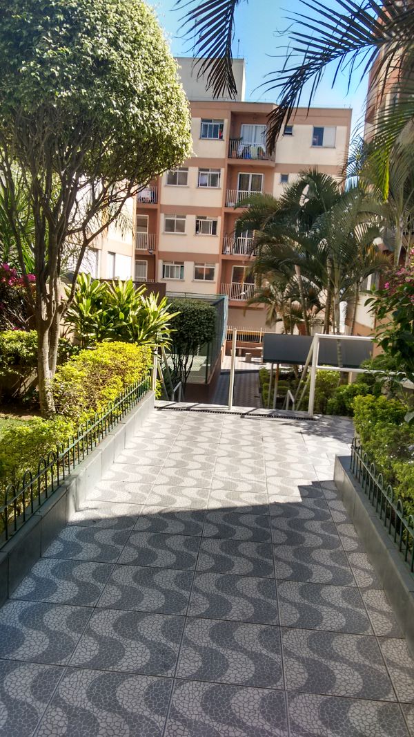 Apartamento com sacada e piscina próximo ao metro