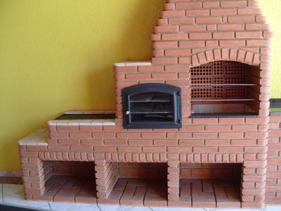 CHURRASQUEIRA, FORNO E FOGÃO A LENHA