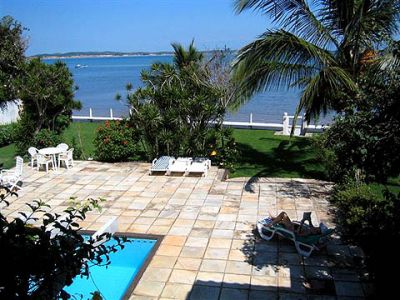Charmosa casa frente praia a venda em Búzios