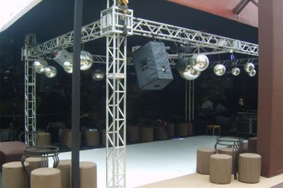 DJ'S, Sonorização, Iluminação, Telão, Projetores, Estrutura de Alumínio